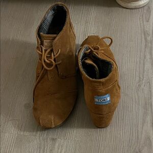 TOMS Women’s Tan Wedge Boots Sz 8.5
Boho Western Country good condition